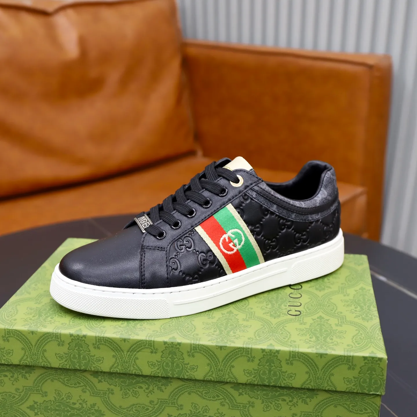 Ex-factory price: 440💰🙅‍♂️🙅‍♂️🙅‍♂️ Brand: GUCCI Standard code: 38-44 (45 customized) Grade: Same as the official website Material: Original material splicing Comfortable and breathable lining Lightweight and wear-resistant sports outsole Style category: Men's fashionable casual shoes Running sneakers Distinguished luxury brand elements Top luxury Color: actual picture color